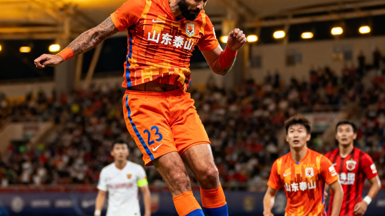 山东泰山vs上海海港中超集锦，费莱尼头球攻门瞬间
